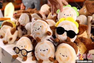 西安文創(chuàng)產品“絨饃饃”走紅網絡，傳統(tǒng)美食變身潮玩新寵